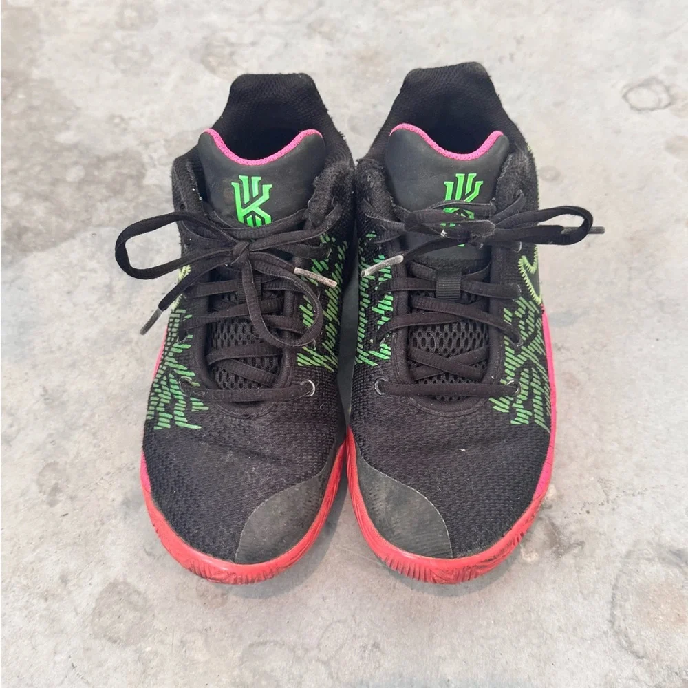 NIKE KYRIE FLYTRAP 2 GS 'BLACK HYPER PINK SIZE 4Y